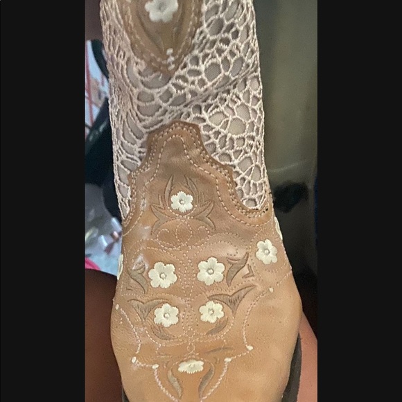 Durango cowboy boot. Tan with lace like details white embroidered flowers - Picture 6 of 8